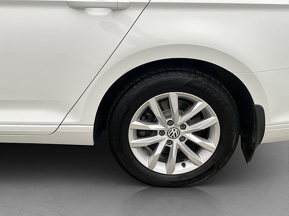 Volkswagen Passat 25 of 27