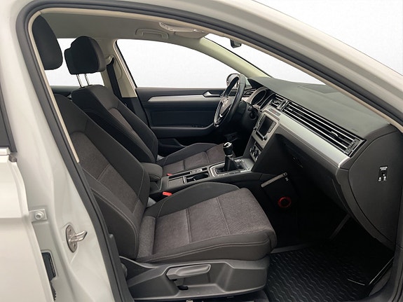 Volkswagen Passat 10 of 27