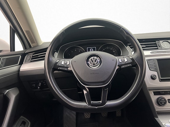 Volkswagen Passat 14 of 27