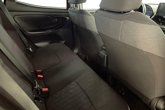 Toyota Yaris 8 of 18