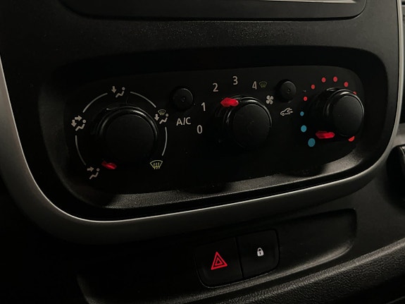 Opel Vivaro 17 of 22