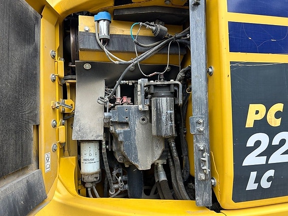 Komatsu PC 228 USLC-11 11 of 24