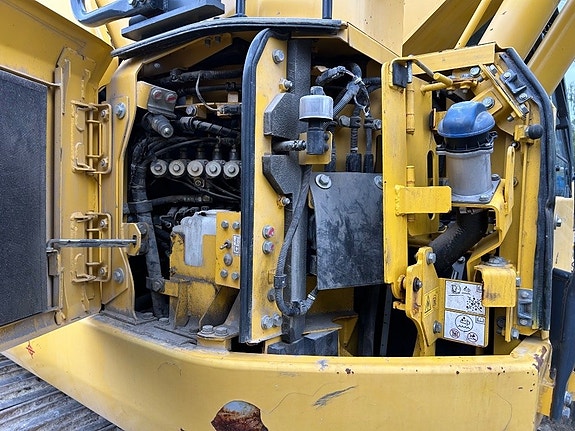 Komatsu PC 228 USLC-11 12 of 24