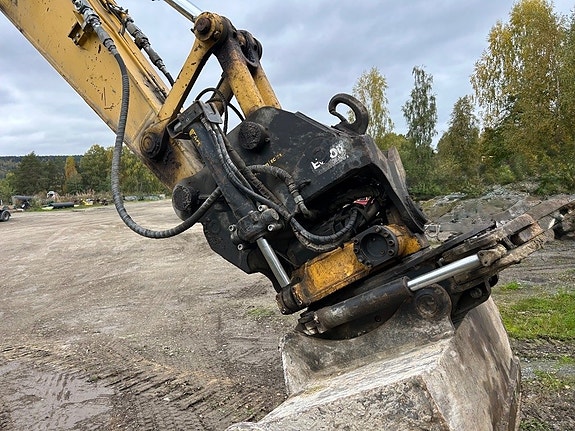 Komatsu PC 228 USLC-11 19 of 24