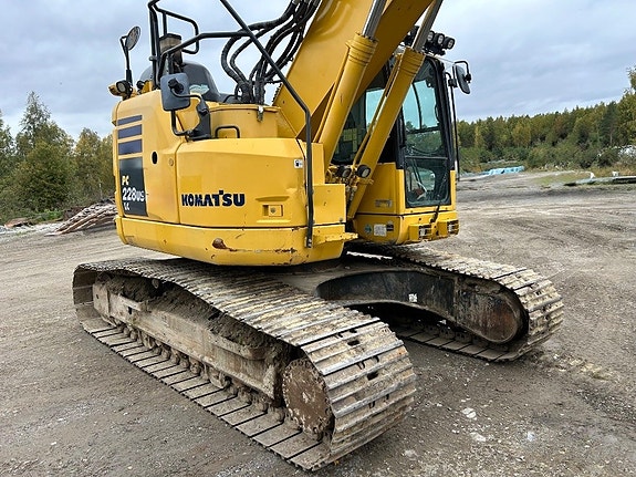 Komatsu PC 228 USLC-11 6 of 24