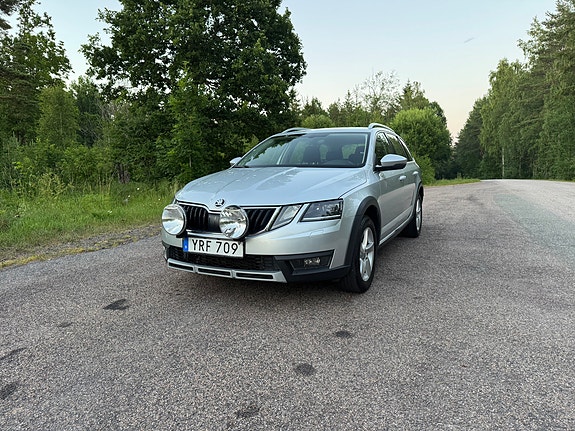 Skoda Octavia Scout 2 of 5