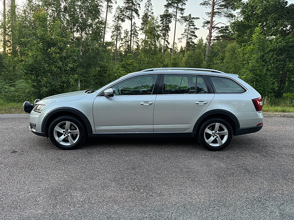 Skoda Octavia Scout 3 of 5