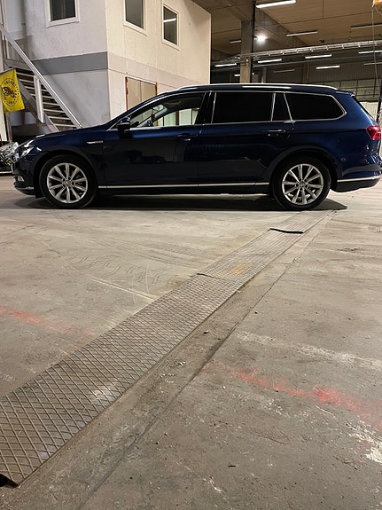 Volkswagen Passat 2 of 8