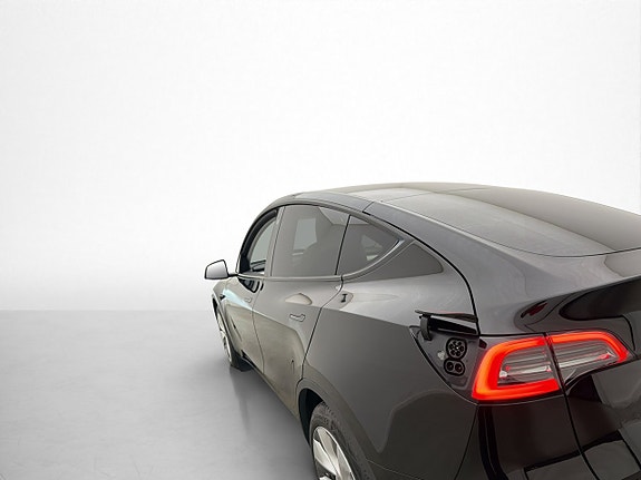 Tesla Model Y 27 of 30