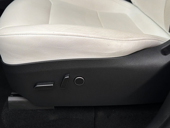 Tesla Model Y 14 of 30