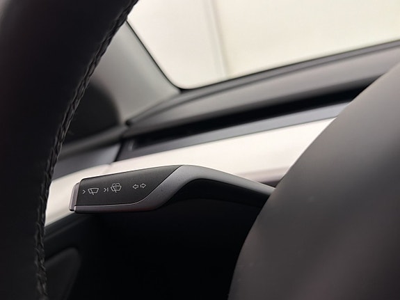 Tesla Model Y 16 of 30