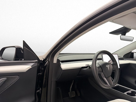 Tesla Model Y 11 of 30