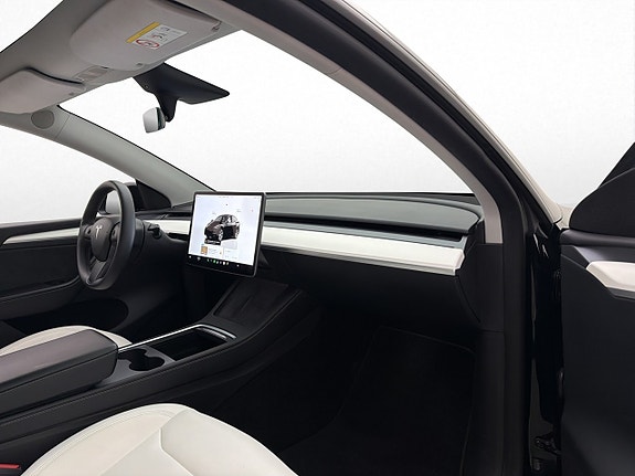 Tesla Model Y 29 of 30