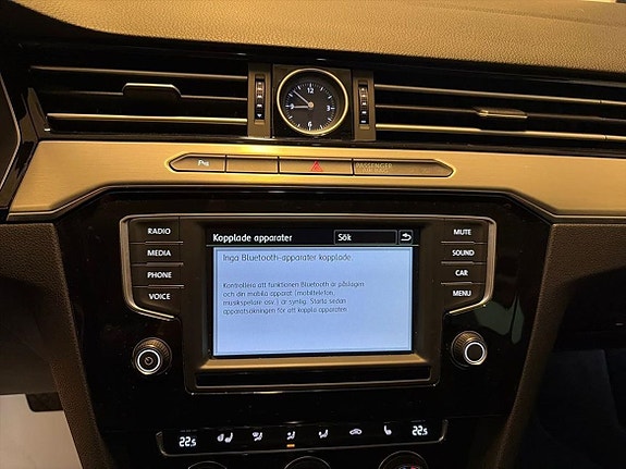 Volkswagen Passat 13 of 23