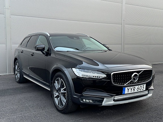 Volvo V90 Cross Country 2 of 11