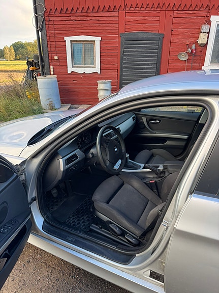 BMW 318d 2 of 4