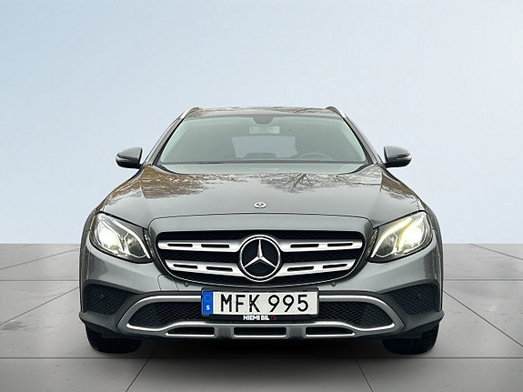 Mercedes-Benz E220 2 of 25