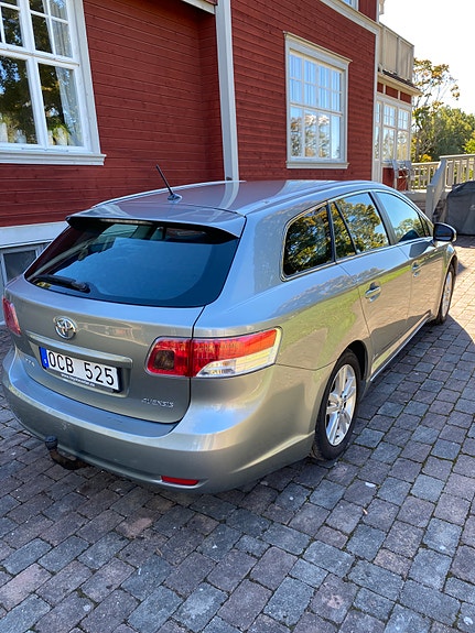 Toyota Avensis 4 of 12