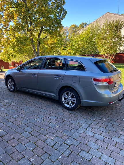 Toyota Avensis 2 of 12