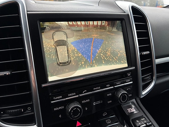 Porsche Cayenne 16 of 25