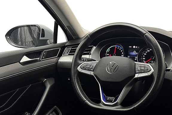 Volkswagen Passat 18 of 30