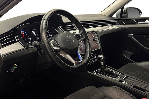 Volkswagen Passat 13 of 30