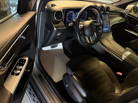 Mercedes-Benz GLC300 e 9 of 17