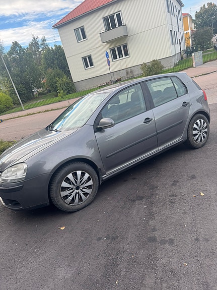Volkswagen Golf V 2 of 5