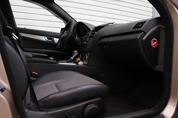 Mercedes-Benz C220 11 of 16