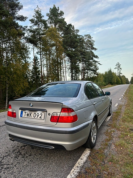 BMW 320i 4 of 11