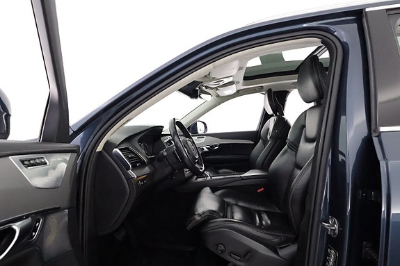 Volvo XC90 10 of 30