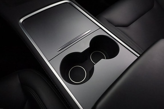 Tesla Model Y 22 of 25