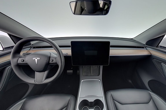 Tesla Model Y 13 of 25