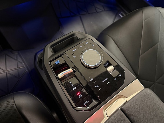 BMW iX 13 of 18