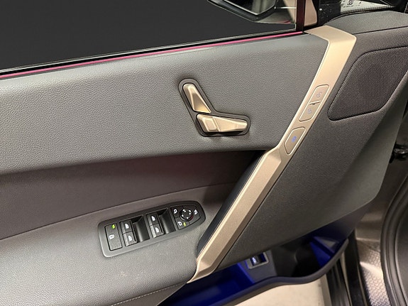 BMW iX 9 of 18