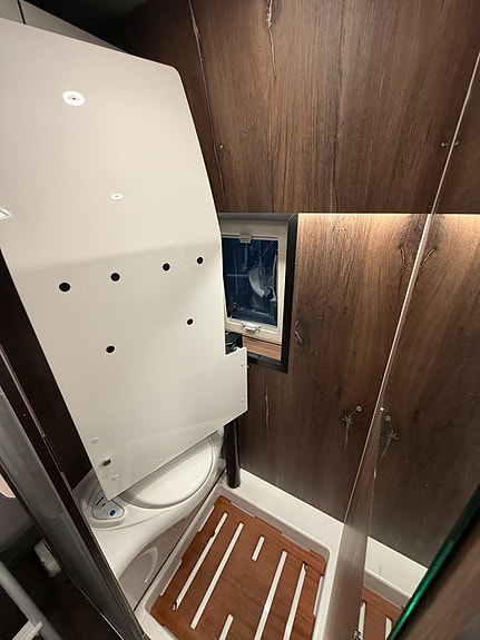 Robeta Helios 180HK AUT (5 bältad & 6 sovplatser!) 3500kg! Skyloft! Adaptiv farthållare! Vinteranpassad! Endast 5,99m! 17 of 24