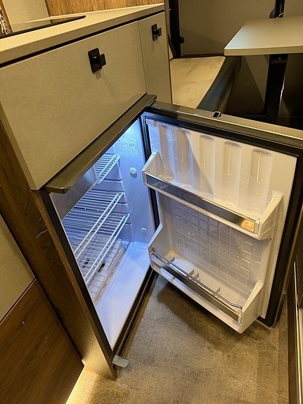 Robeta Helios 180HK AUT (5 bältad & 6 sovplatser!) 3500kg! Skyloft! Adaptiv farthållare! Vinteranpassad! Endast 5,99m! 9 of 24