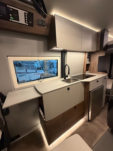 Robeta Helios 180HK AUT (5 bältad & 6 sovplatser!) 3500kg! Skyloft! Adaptiv farthållare! Vinteranpassad! Endast 5,99m! 7 of 24