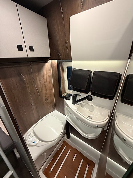 Robeta Helios 180HK AUT (5 bältad & 6 sovplatser!) 3500kg! Skyloft! Adaptiv farthållare! Vinteranpassad! Endast 5,99m! 16 of 24