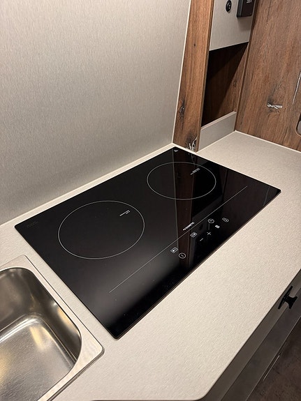 Robeta Helios 180HK AUT (5 bältad & 6 sovplatser!) 3500kg! Skyloft! Adaptiv farthållare! Vinteranpassad! Endast 5,99m! 8 of 24