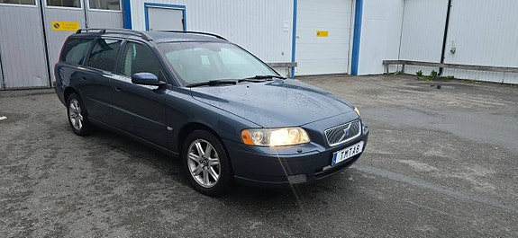Volvo V70 2 of 8