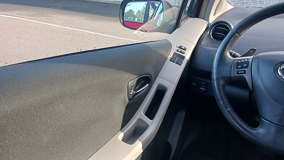 Toyota Yaris 12 of 17