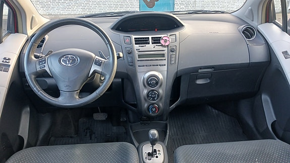 Toyota Yaris 10 of 17