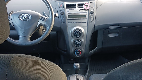 Toyota Yaris 7 of 17