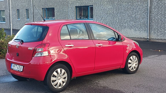 Toyota Yaris 5 of 17