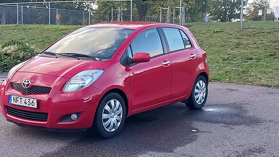 Toyota Yaris 2 of 17