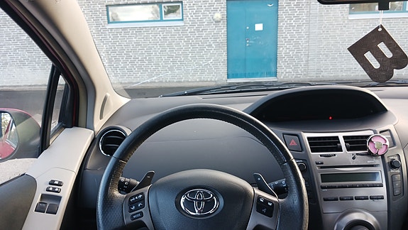 Toyota Yaris 14 of 17