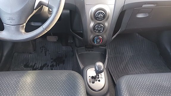 Toyota Yaris 13 of 17