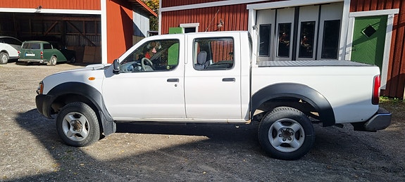 Nissan Navara 2 of 9