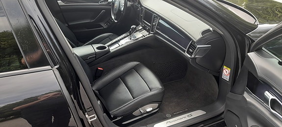 Porsche Panamera 4S 6 of 10